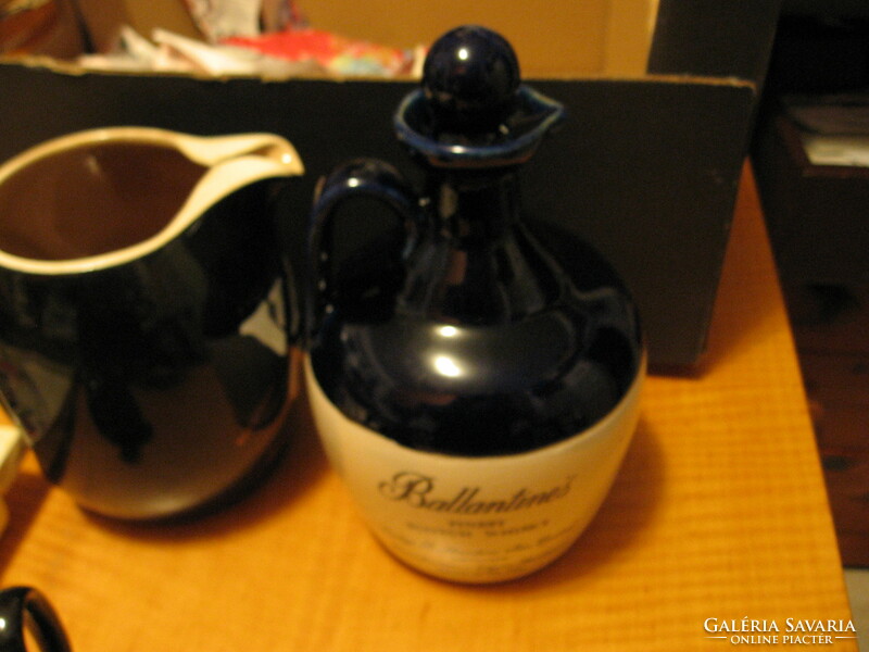 Retro sötétkék-krém színű Ballantines palack