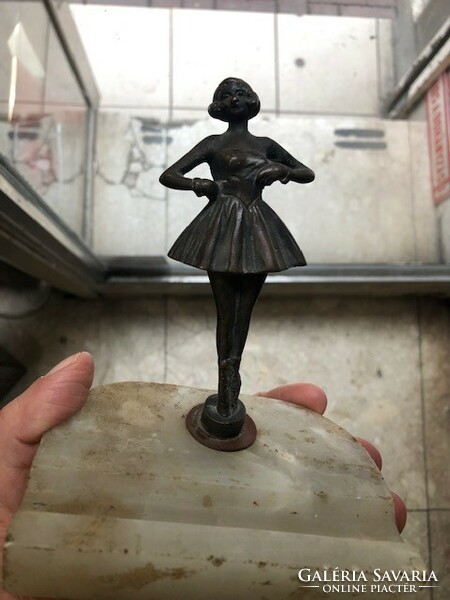 Szecessziós asztali tolltartó, kislány spiáter figurával, 18 cm-es nagyságú