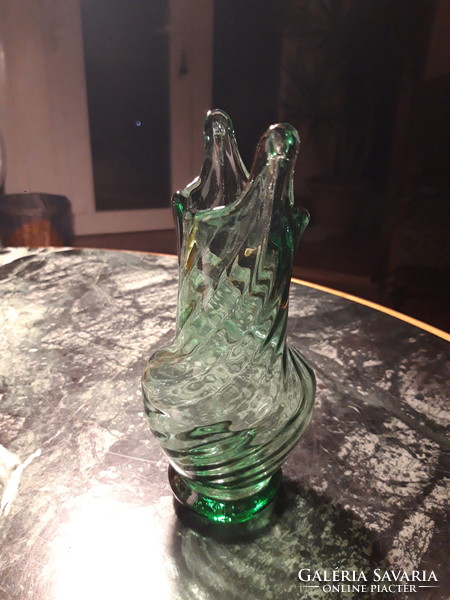 Csavart, fújt, zöld üveg váza