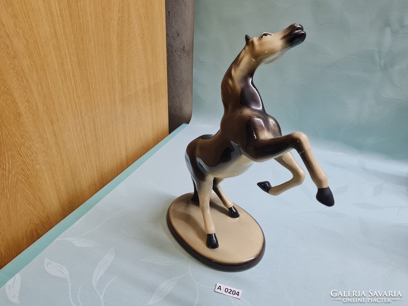 A0204 Porcelán ló ukrán lába ragasztott 32 cm