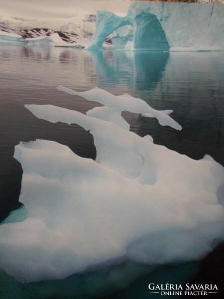 Poster 20.: Floating ice sheet off the coast of Greenland (photo; Arctic, ice)
