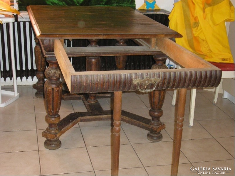 Antique table for 8 people with curio oak base and baluster legs