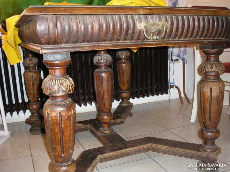 Antik 8 fős asztal kuriózum tölgyfa alapon baluszter láb alátámasztással