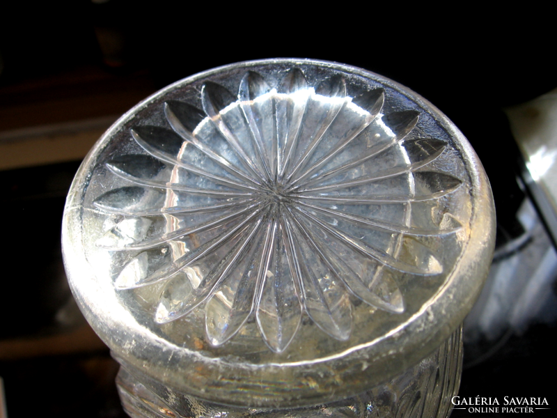 Yellowish crystal vase with art deco pineapple pattern