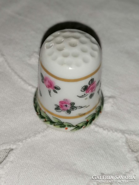 Limoges, French porcelain pink thimble. 33.