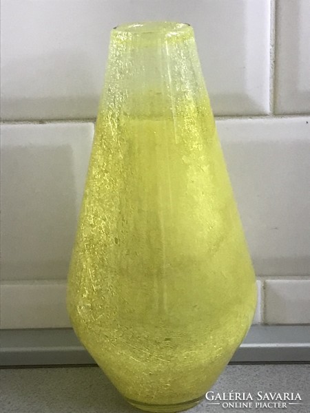 Karcagi fátyolüveg váza citromsàrga színben, 21 cm magas