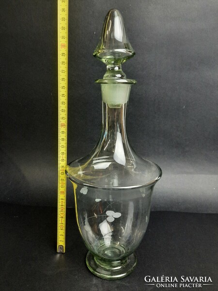 Gyönyörű különleges halvány zöld csiszolt mintás üveg palack,  karaffa, likőrös üveg dugóval  /440/
