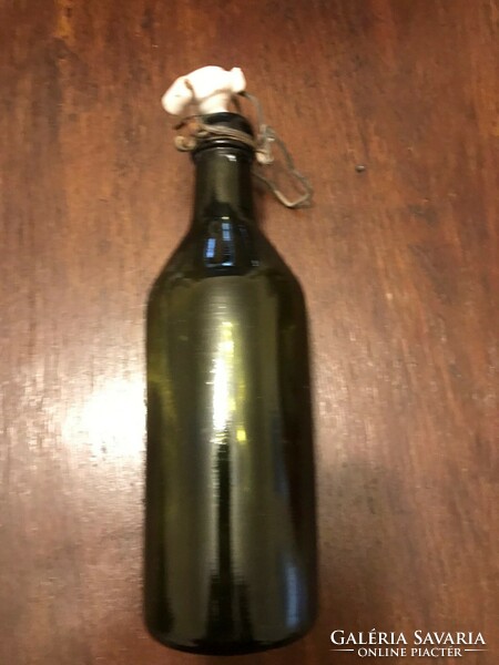 Glass bottle with buckle, the white part of the porcelain with a small fracture. Size: 22 cm high and circumference: 23 cm