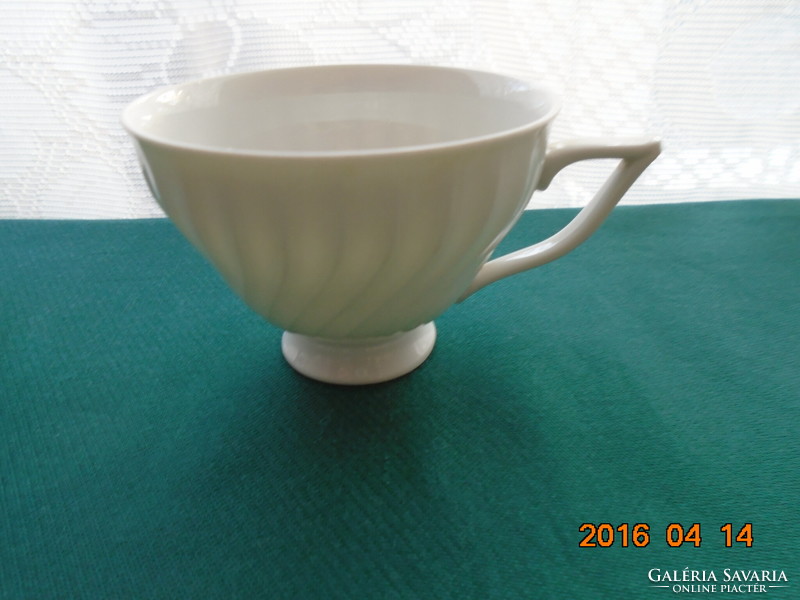Snow-white twisted ribbed cup with stylish tongs from the German company royal tettau