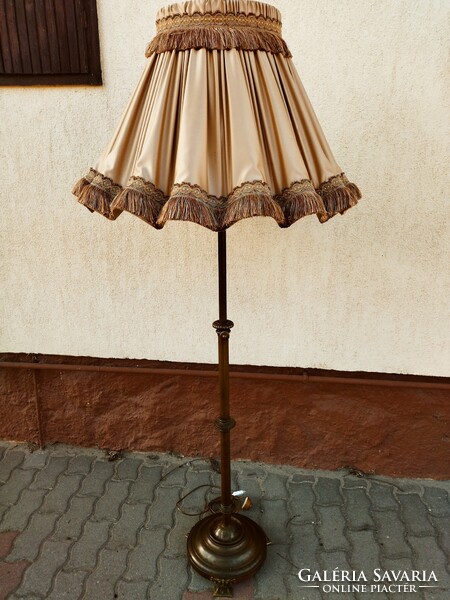Antik, állítható magasságú, tömör bronz állólámpa egy hibátlan, gyönyörű antik selyem ernyővel