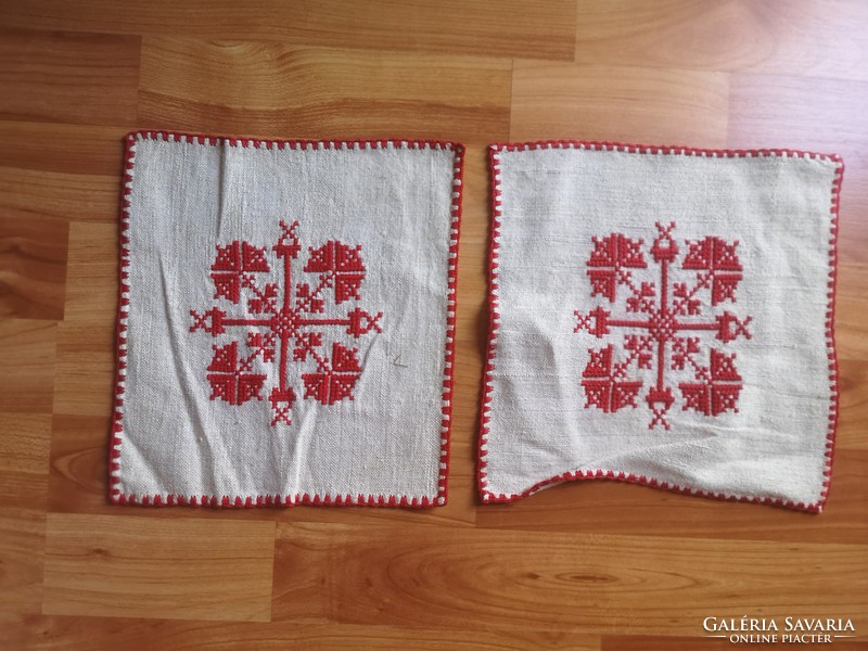 Dimensions of 2 embroidered napkins: 24 x 24 cm