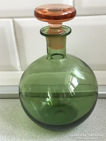 Kézműves likőrös üveg olajzöld aljjal, barackszínű csiszolt dugóval