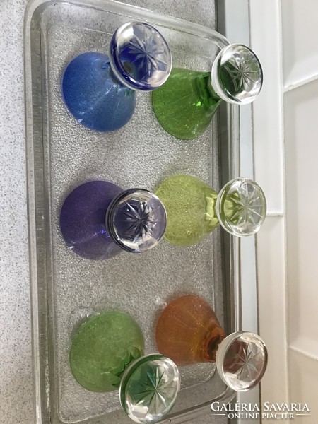 Metszett, hántolt színes likőrös poharak üvegtálcàval