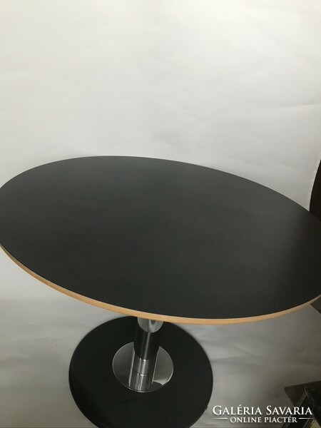 Fekete kerek asztal nagyon szép