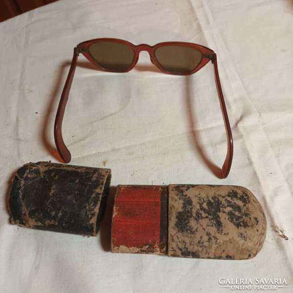 Retró női napszemüveg eredeti papírmasé tokjával