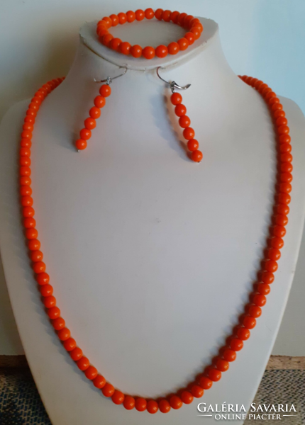 Retro necklace set made of orange porcelain beads in beautiful condition