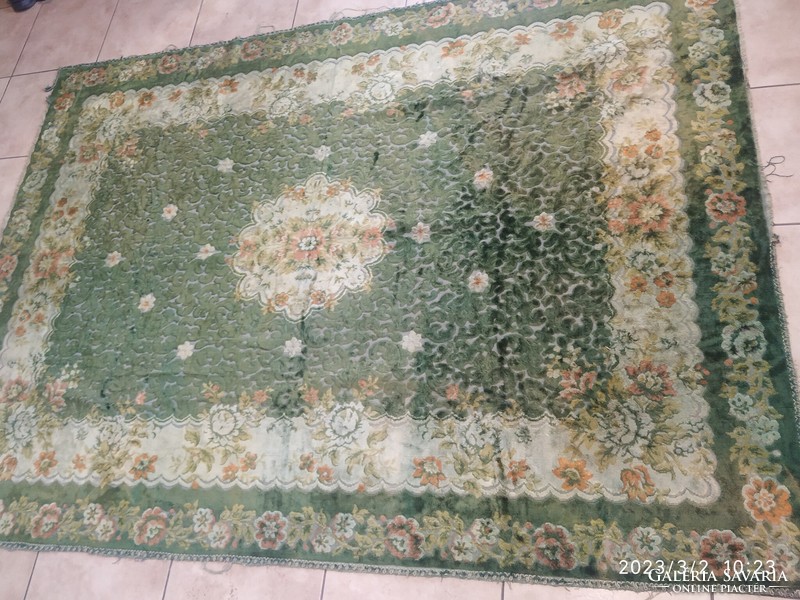 Beautiful green, velvety, silk sheen wall carpet. 200 X 145 cm
