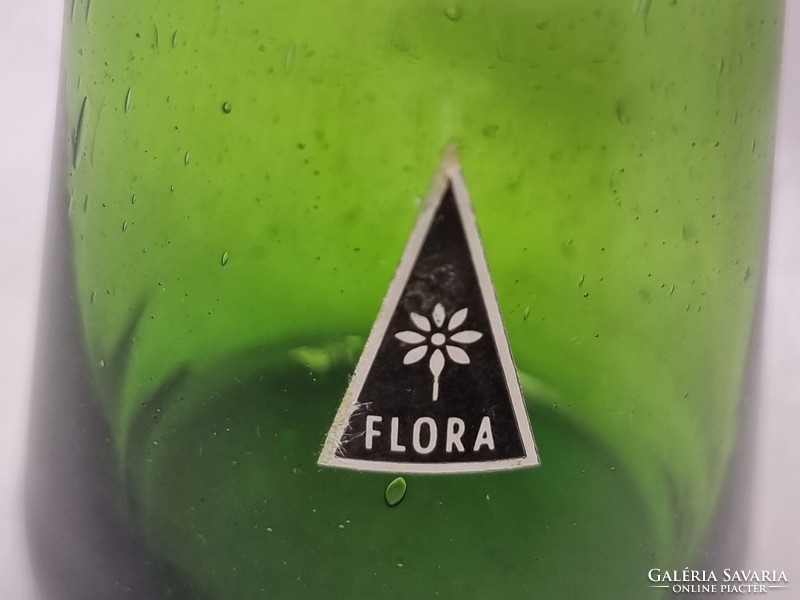 Zöld üvegváza " Flora " feliratos címkével, XX.szd második fele.