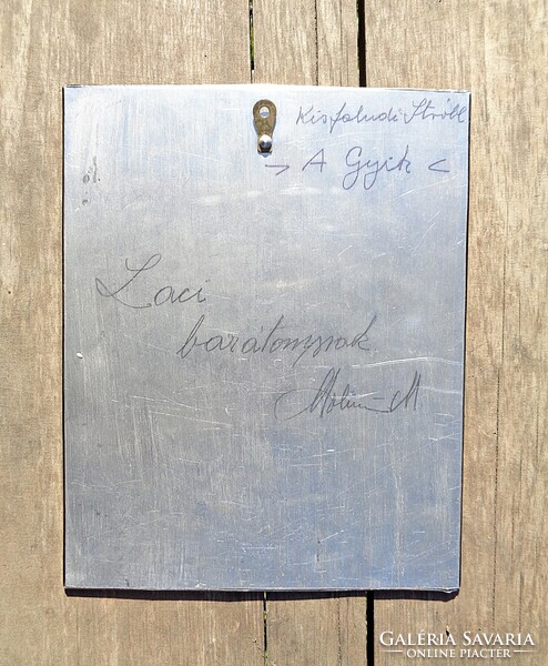Molnár M. jelzésű domborított vaslemez, hátul ajándékozási felirat