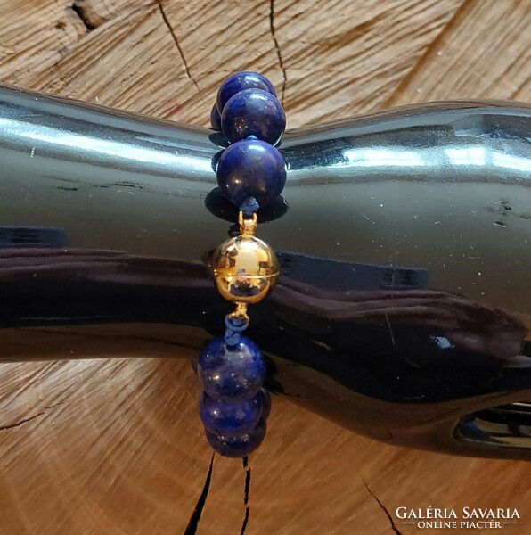 Szépséges lápisz lazuli karkötő csomózott fűzéssel, aranyozott mágneses gömbkapoccsal