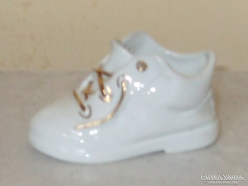 Aquincum white gold small shoes.