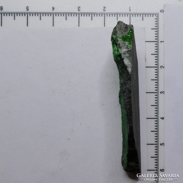Natural emerald green uvarovite garnet specimen 21 grams