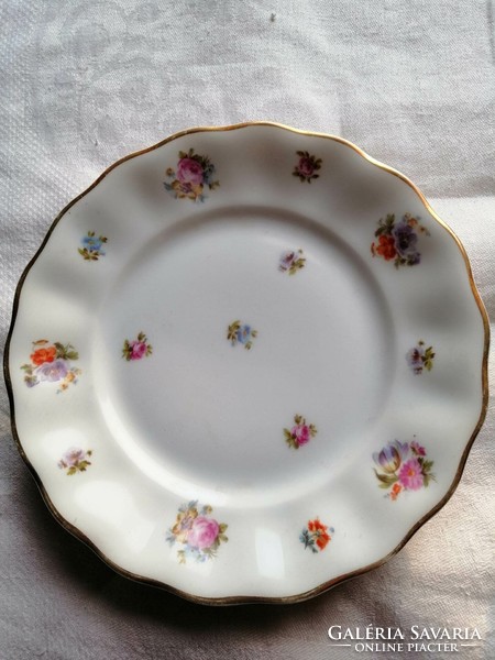2 small plates marked with a flower pattern