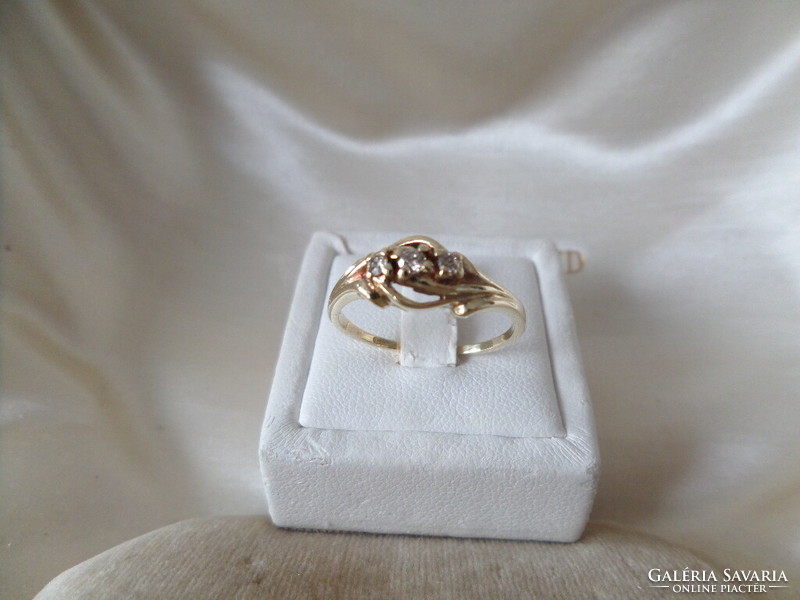 Gold ring with 3 small diamonds