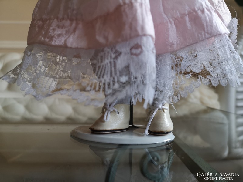 Porcelán baba szőke fürtökkel új bájos szobadekoráció 30 cm