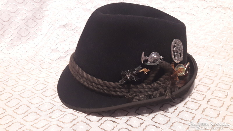 Old hunting hat with badges (m3517)