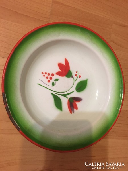 Enamel plate with flower pattern