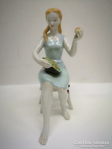 Hollóházi porcelán szobor lány almával - 50046