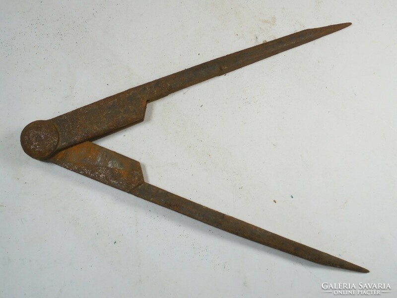 Openable measuring tool iron, metal tool