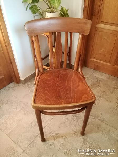 Jelzett Thonet szék