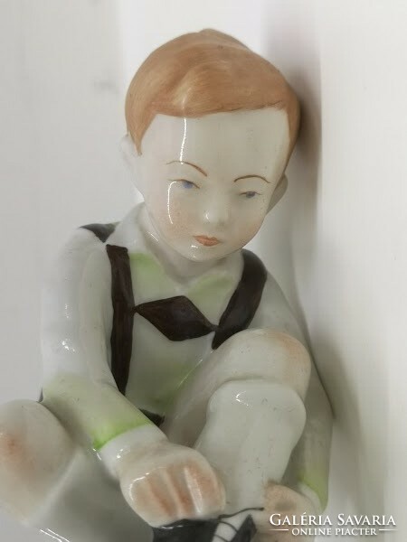 Aquincum kézzel festett porcelán cipőt húzó kisfiú szobor - 50048