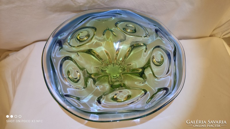 Pompás nagysúlyú nagy méretű cseh üveg asztalközép kínáló zöld kék kombináció
