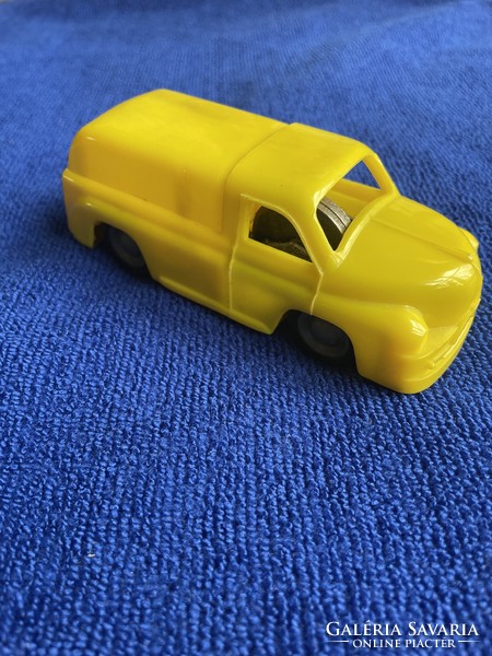 Lemezárugyári sárga műanyag lendkerekes teherautó, levehető tetővel