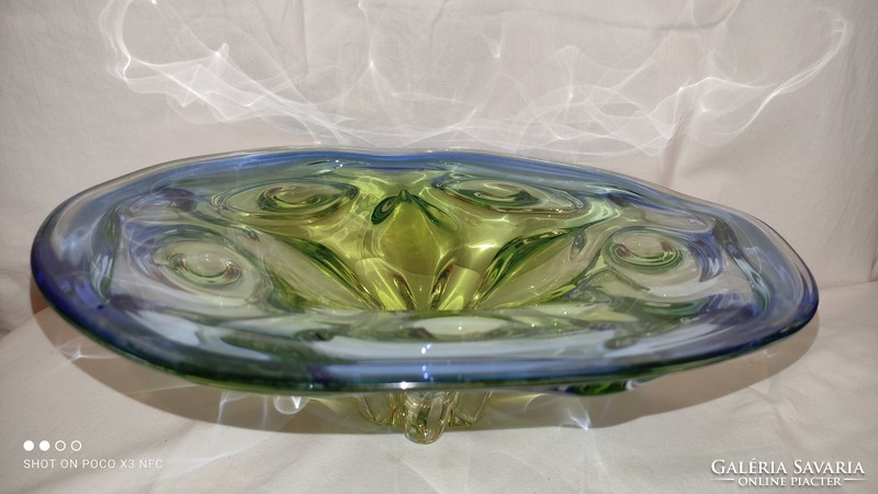 Pompás nagysúlyú nagy méretű cseh üveg asztalközép kínáló zöld kék kombináció