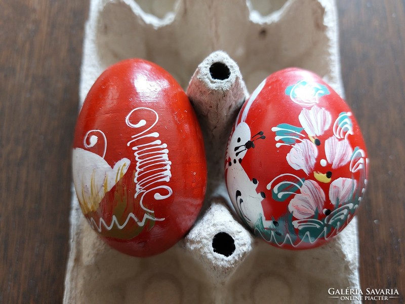 Régi festett piros tojás fehér nyuszis retro húsvéti fatojás