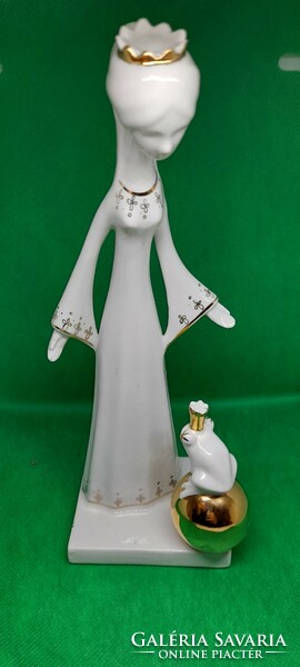 Queen with a frog, aquicum porcelain