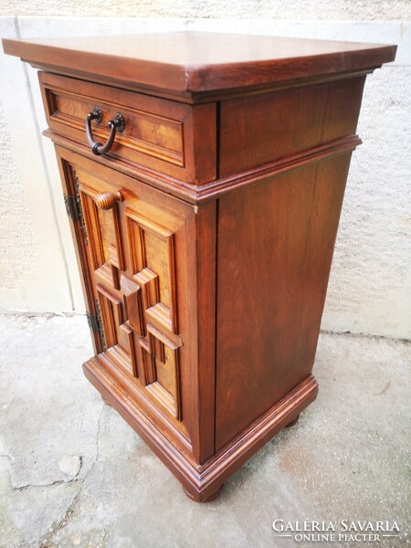 Renaissance-style chest of drawers, small cabinet, bedside cabinet, pedestal, statue holder, pewter, beautiful!