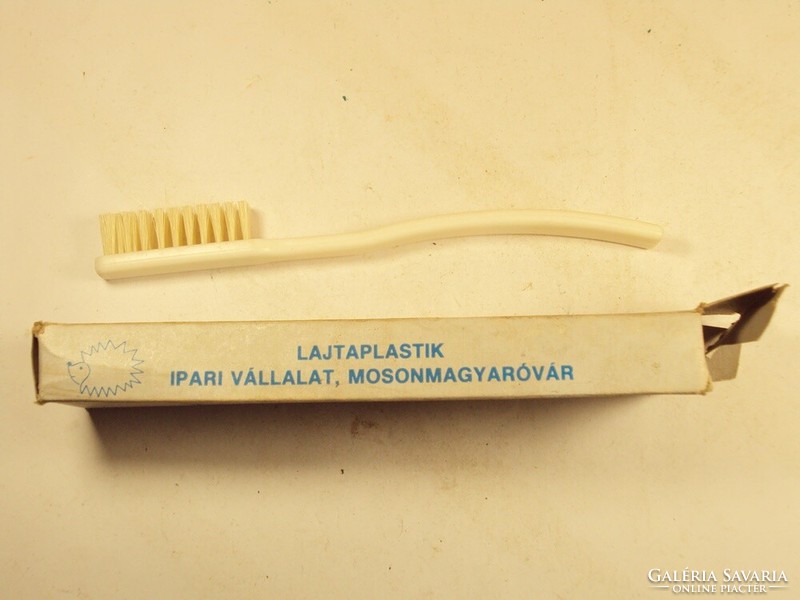 Retro Toldi  fogkefe műanyag Lajtaplastik Ipari Vállalat, Mosonmagyaróvár gyártó - 1960-as évekből