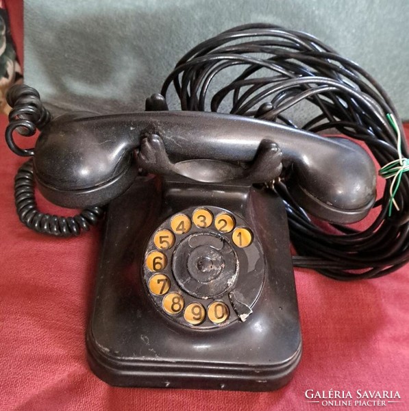 Retro bakelit tárcsás telefon régi csatlakozóval