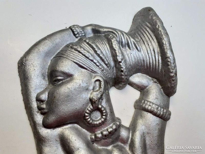 Retro mid century afrikai fém falidísz néger szerecsen nő akt 31,5 cm art deco jellegű fém fali kép