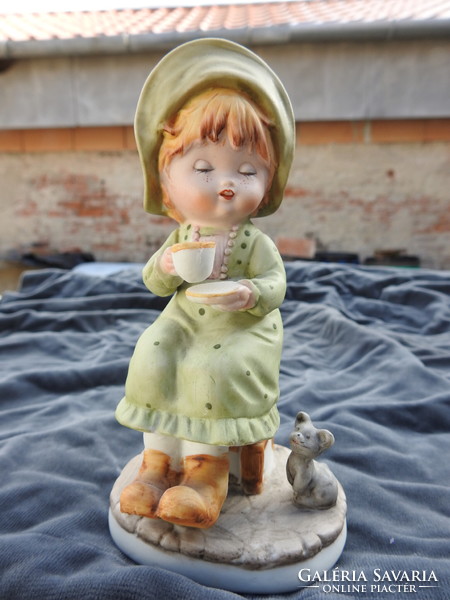Biszkvit kézzel festett porcelán figura _ kislány cicával