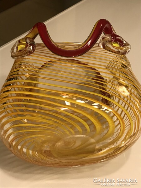 Vintage muránói üvegkosár sárga és piros vékony csíkokkal, 20 cm magas