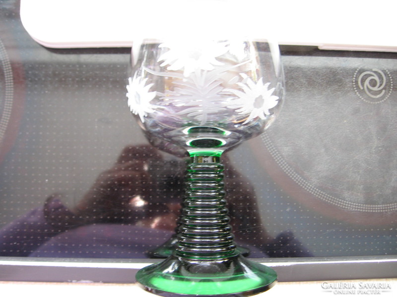 Roaring glass with polished pattern