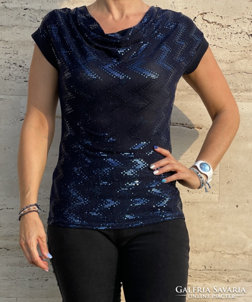 Nice casual top in blue glittery blue base, made of elastic viscose material