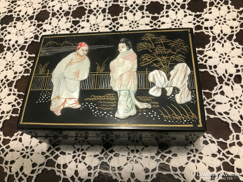 Kínai ékszeres doboz,lakkdoboz/ jade figurális diszítéssel.Mérete:15x10 cm