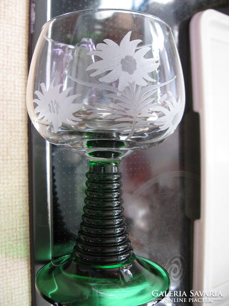 Roaring glass with polished pattern